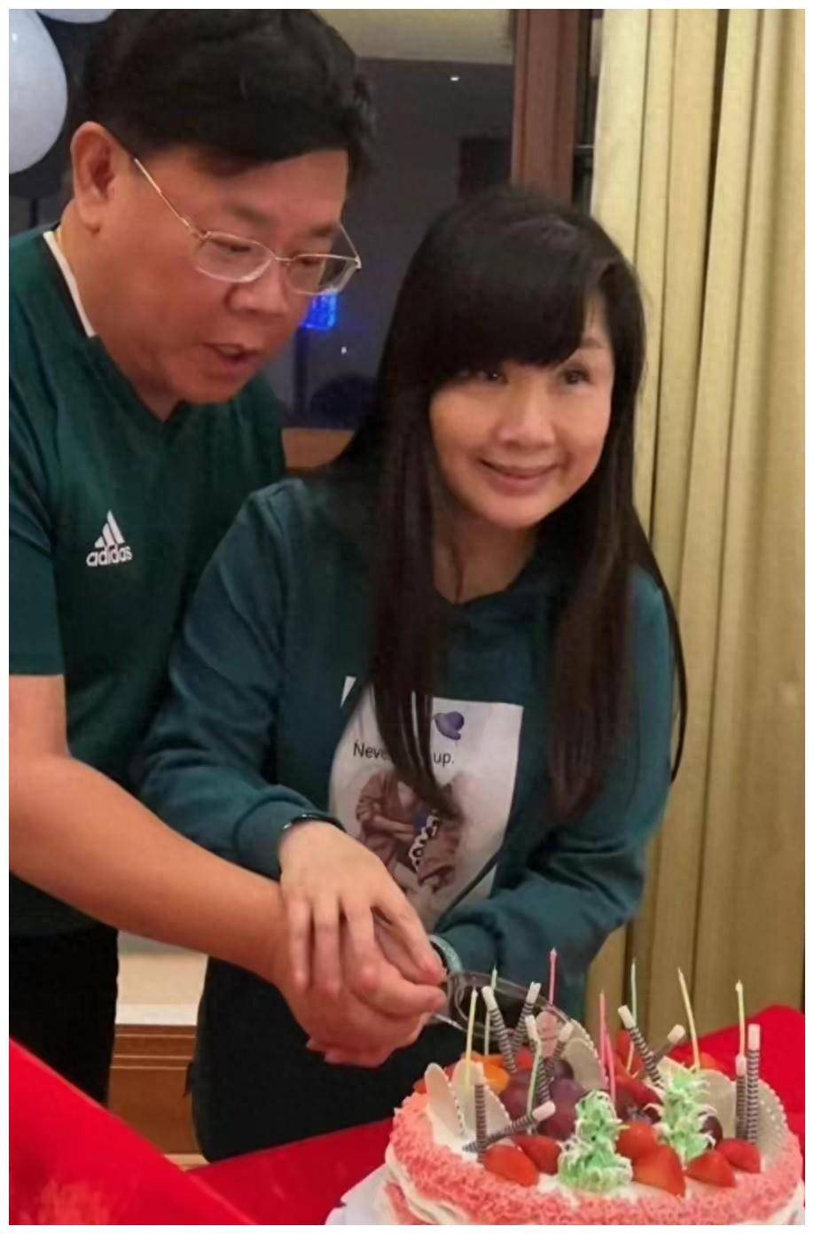 《今日关注》八位主持人的全家福,李静雯嫁出广东,薛乐娶女同事
