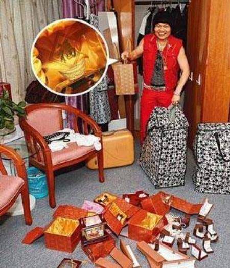 八两金在这里打造一个超大的衣帽间,地面堆满了名牌奢侈品,为了更换