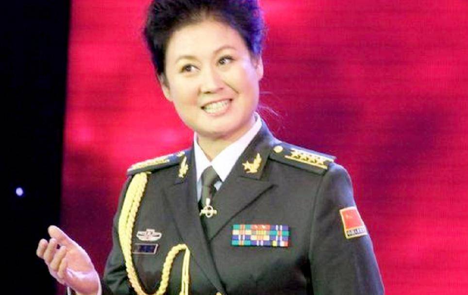 她是春晚常客,结婚37年始终低调,儿子是她的骄傲_黄晓娟_赵本山_父母