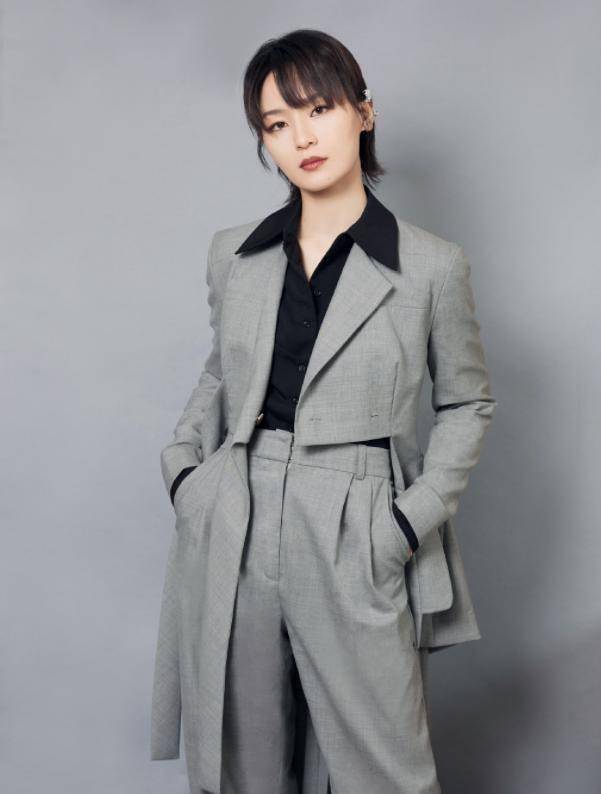 原创原创千年老二周笔畅16年后再次成团穿灰色燕尾服气场不减当年