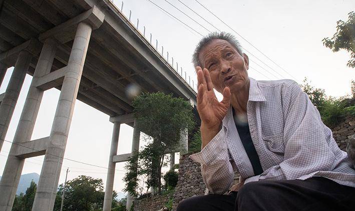 杨贵家乡通高速故居就在高架下生前曾教育村民要支持国家建设