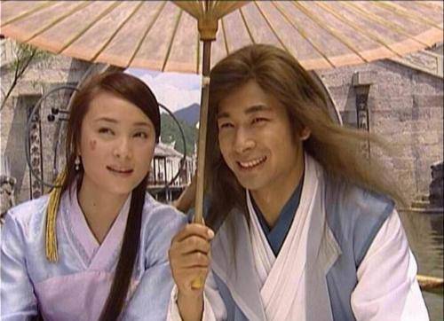 其实两人在这之前就已经合作过《英雄郑成功》,《青河绝恋》等剧.