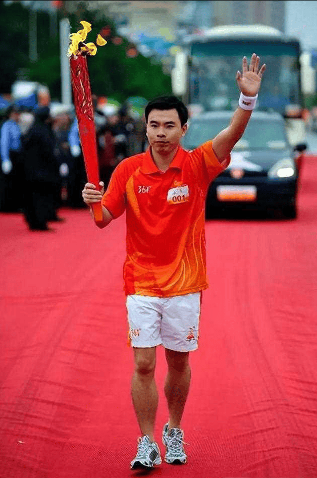 纪实 他16岁获奥运跳水冠军,被称黑马王子,逼师妹与他领结婚证