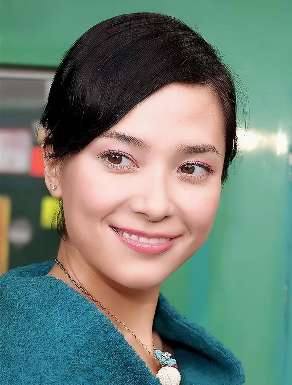 亚军原子鏸(左)冠军郭羡妮(中)季军胡杏儿(右)获港姐「四料」冠军后的