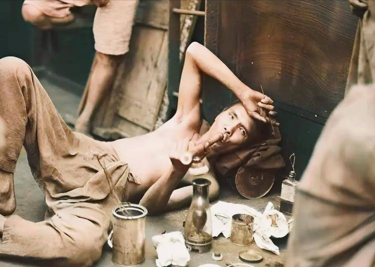 晚清鸦片馆的真实场景:男子骨瘦如柴,女子媚态百出,任人摆布_毒品