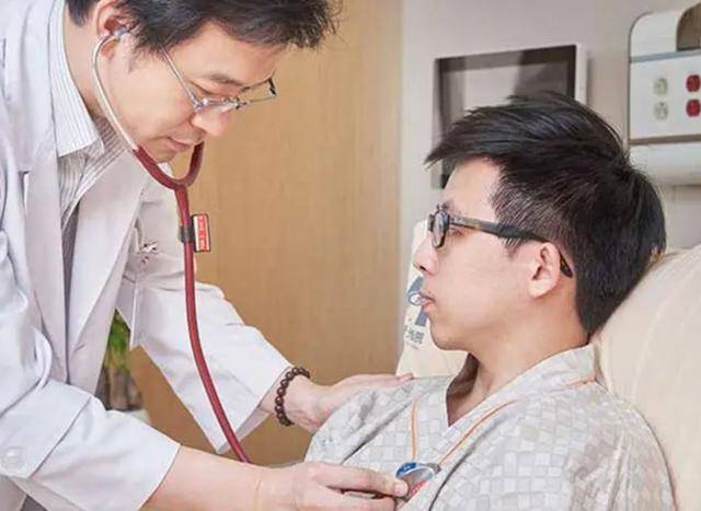 医生会检查身高,体重,血压,心率等基本指标,以了解男性的整体健康状况