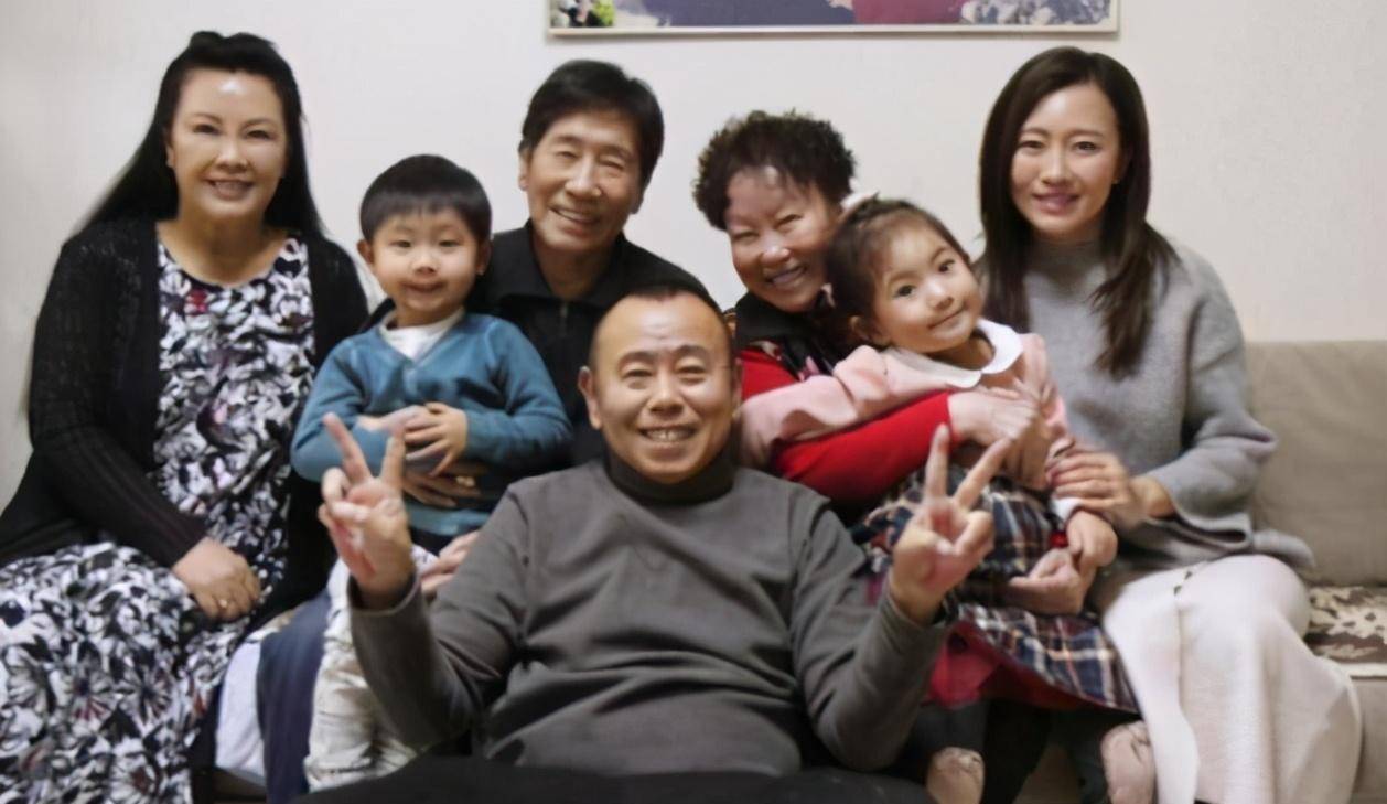 潘长江曾被断言活不过25岁,因个子矮被嘲,成名后却想抛妻弃子_杨云