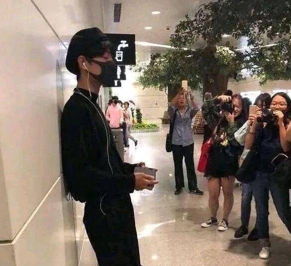 肖战仅凭照片就令人念念不忘风未动云未动是心在动