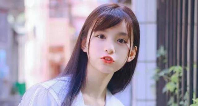 张磊从女友包里翻出自己的信用卡,毫不留恋地转身离开了.