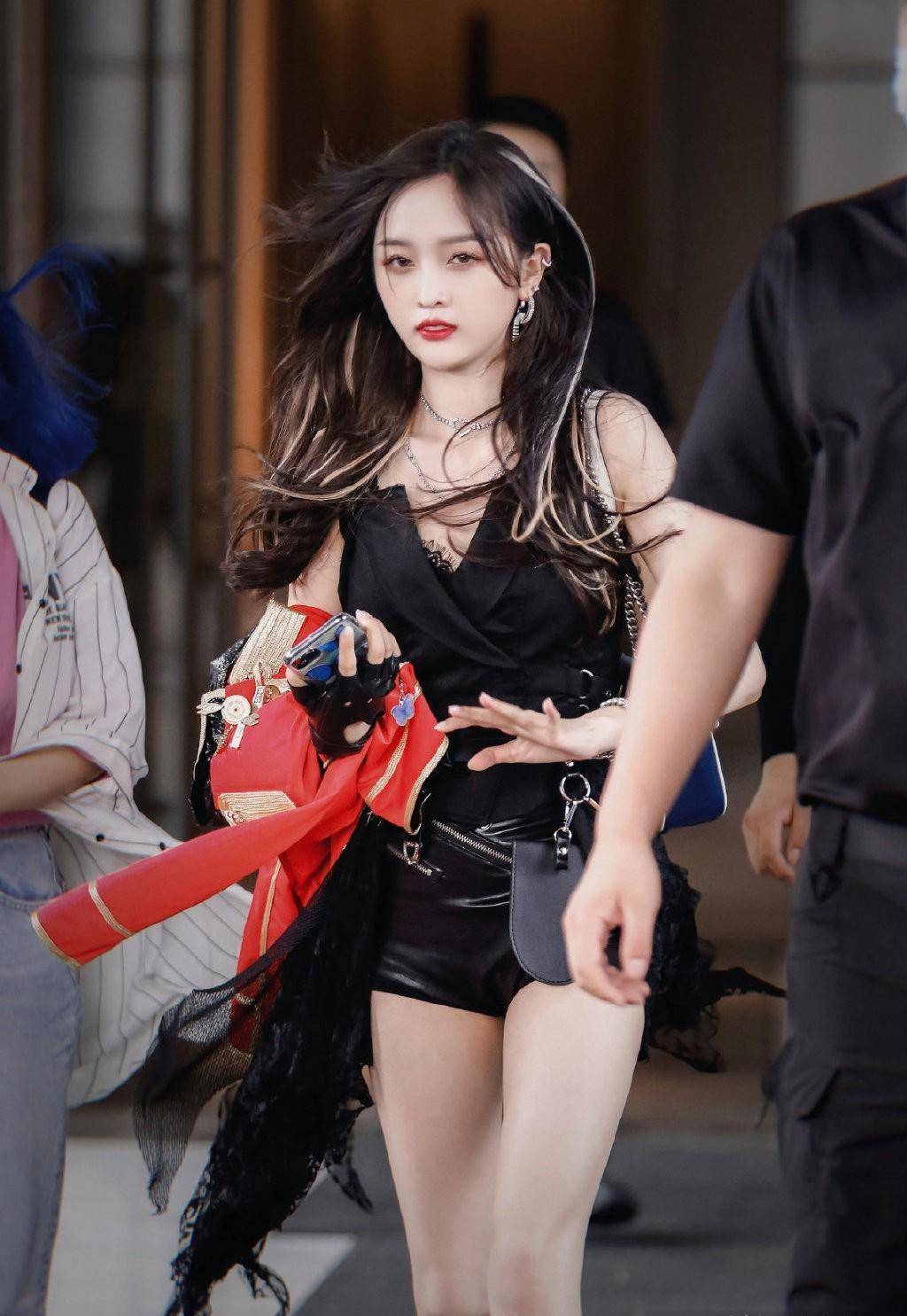 原创吴宣仪罕见紧身牛仔裤写真可爱与时尚于一身这样的女子把心暖化了