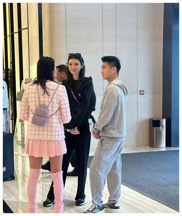 网友邂逅奚梦瑶给小姑子认真拍照,和睦相处,温馨一家人_何猷君_女儿
