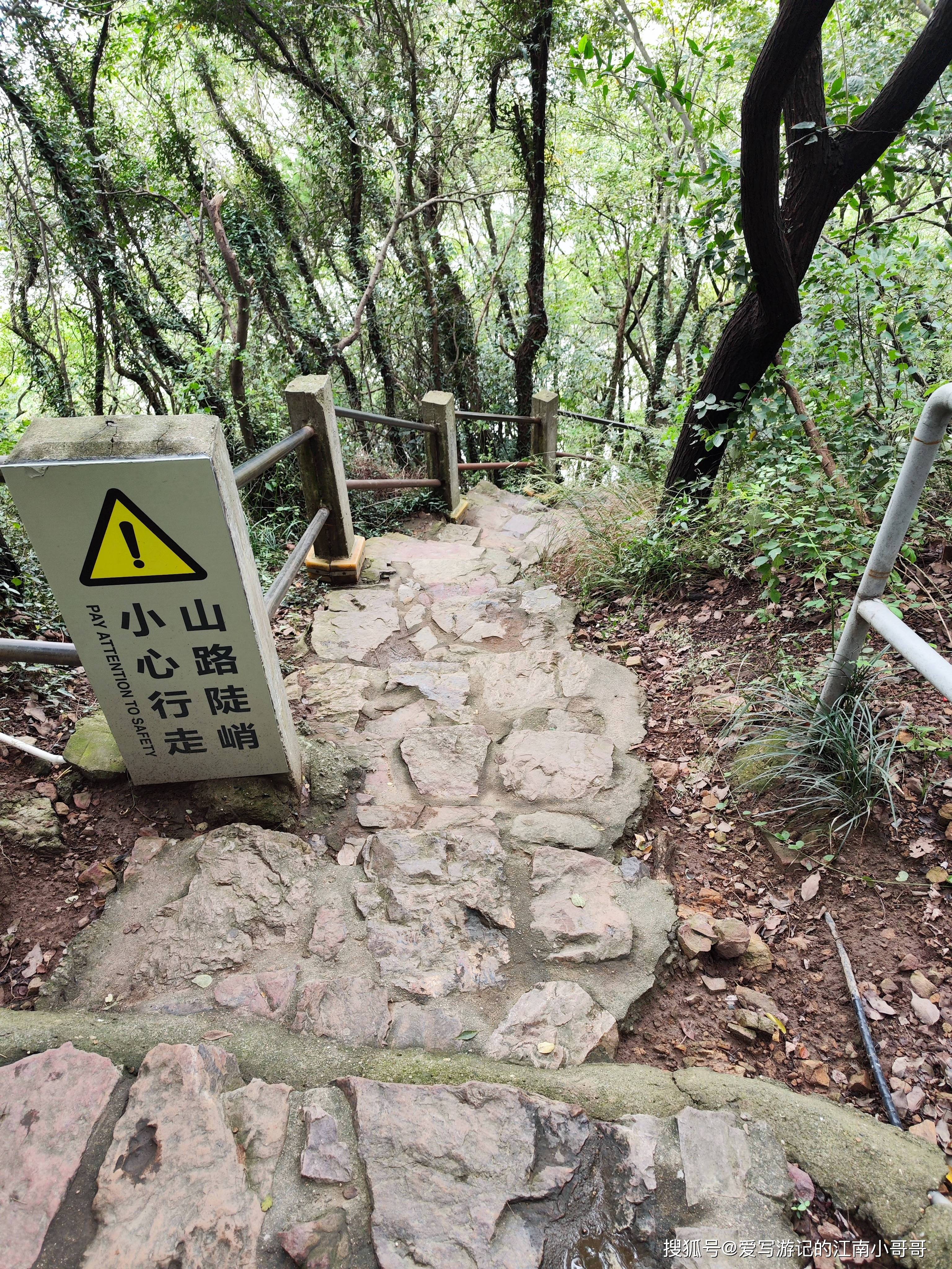 走完鹅鼻嘴诗词碑廊和鹅山炮台怀揣意犹未尽的感觉离场