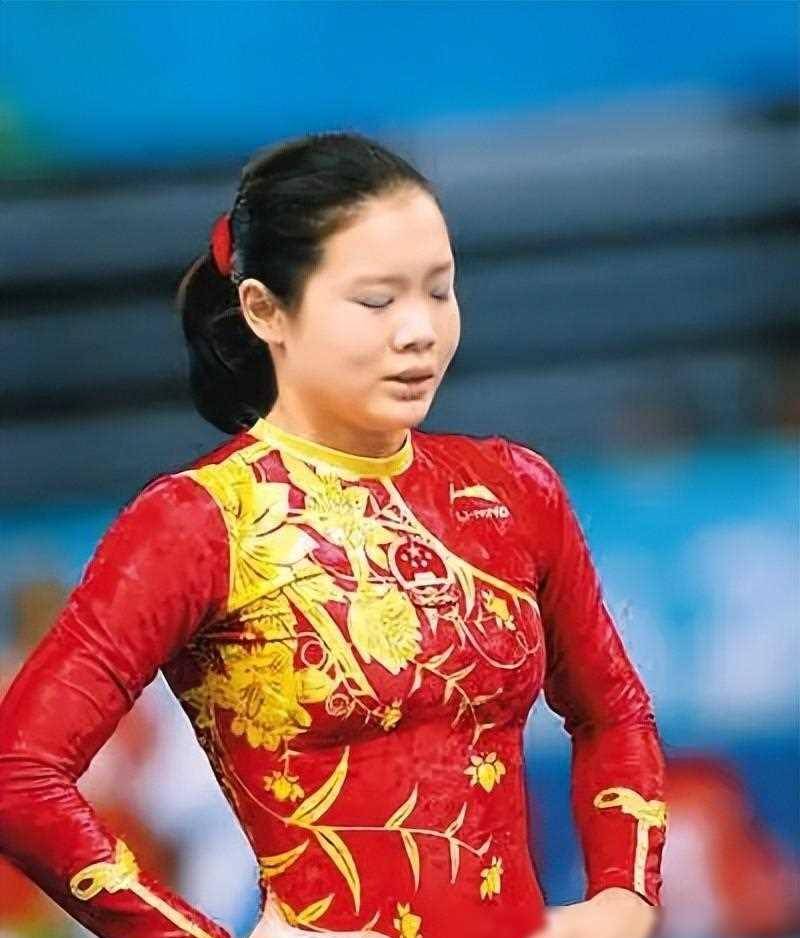 "体操女皇"程菲:25岁退役,体重飙升200斤,父亲担心嫁不