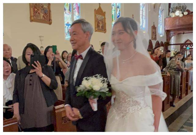 陈荣峻吴香伦外国参加女儿婚礼开心穿正装迎亲