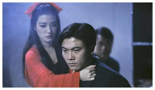 关姐饰演的就是富商之女屠天丽,她喜欢张北平,奈何张北平开始喜欢