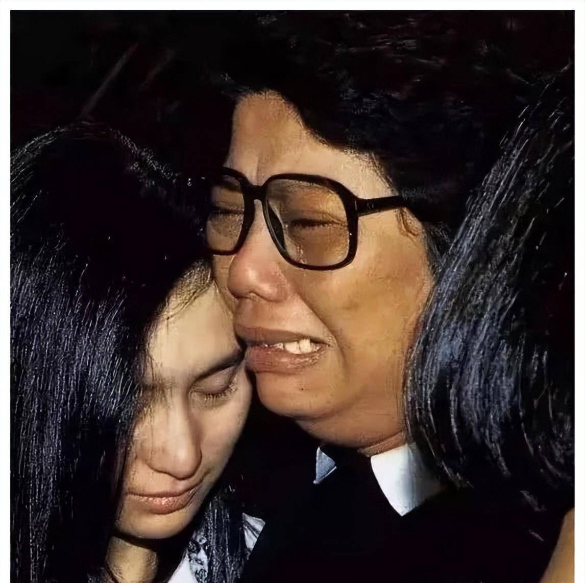 原创张国荣曾给他做配人妻何超琼扶灵陈百强的一生辉煌又凄凉