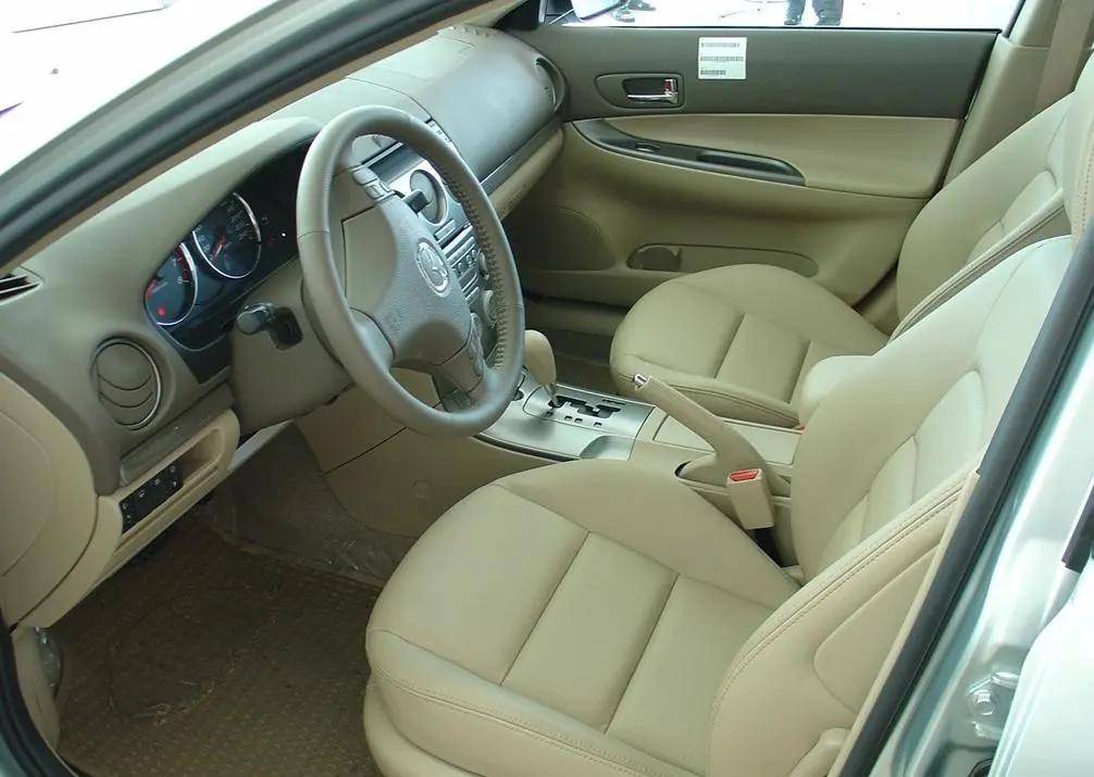 在内饰方面,马自达6的设计也颇具时尚感,整个中控台大量采用了豪华车