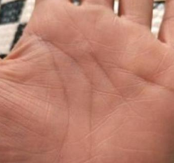原创姑娘有这种手相注定要离婚两指不碰头夫妻必定难白头