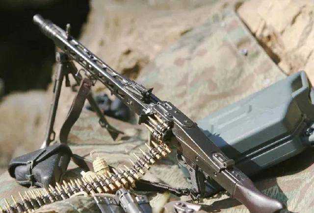 但是德军的防线过于坚固,国会大厦里无数挺mg42和mg34机枪配合大厦的