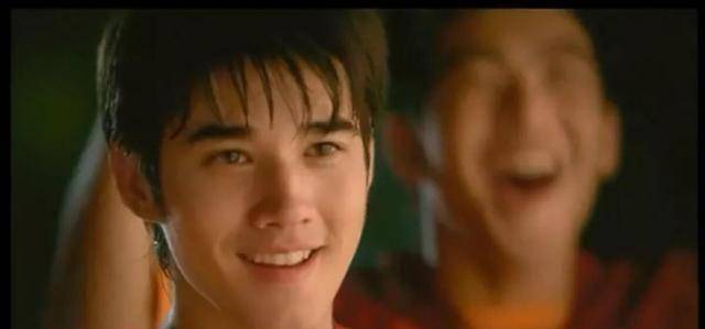 阿亮是一个长相帅气,足球踢很好,还喜欢助人为乐的大暖男,因此成为了