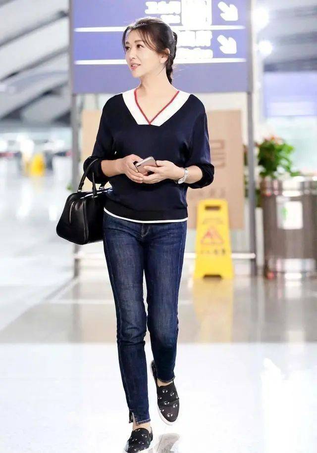 56岁江珊扎起麻花辫减龄10岁穿针织衫牛仔裤完全没有大妈味