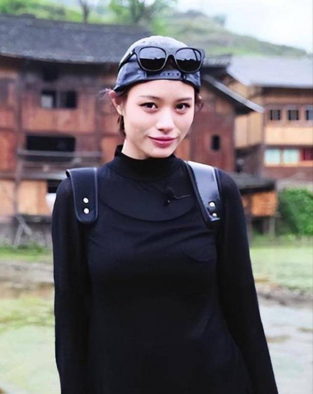 汪峰大女儿晒国外留学照黑丝短裙浓妆艳抹网友没葛荟婕好看