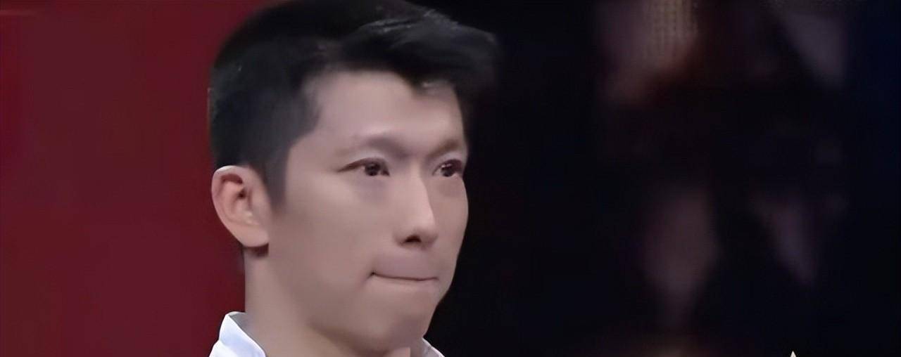 旁边的乐嘉对宁静鼓励董震的方式并不认同.