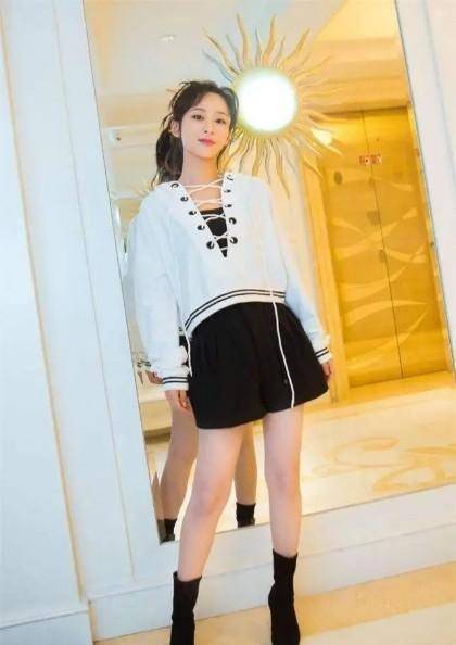 原创卫衣下面别配牛仔裤了今年杨紫杨幂都在这样穿这也太时髦了吧