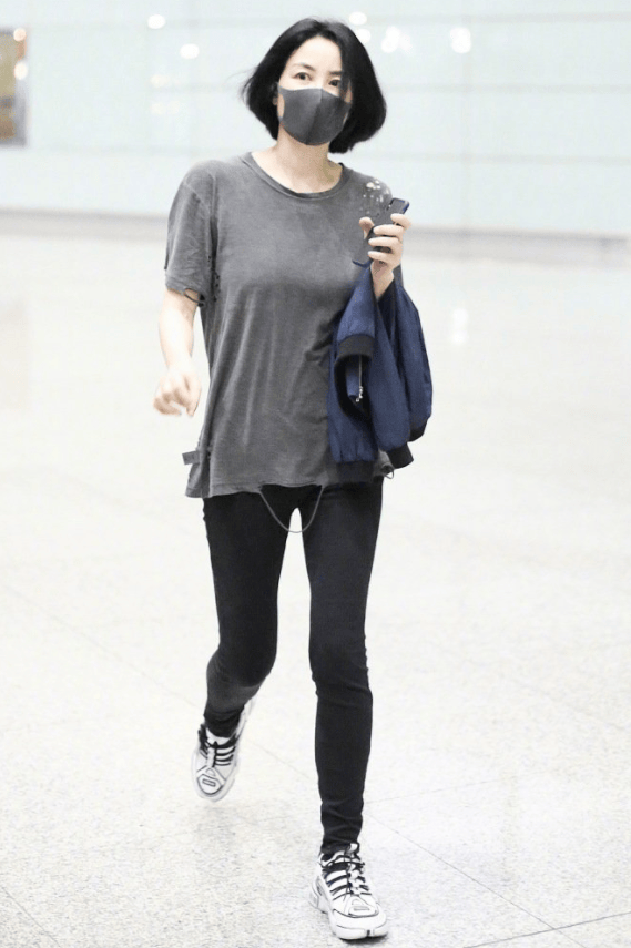 王菲带火了一种新穿法烂t恤小黑裤波波头54岁美出新高度