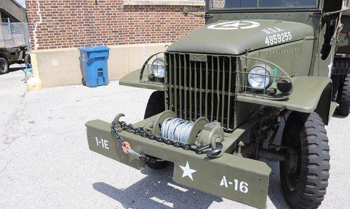 巴顿将军里面住,二战美军生产的gmc军卡,载货拉人两不误(一)_卡车