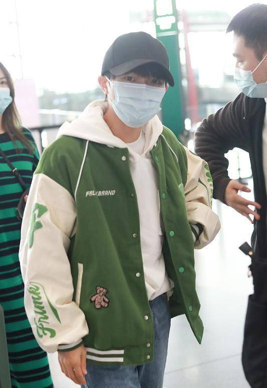 周深的穿搭堪称小个子穿搭模板棒球服配卫衣有运动感超帅