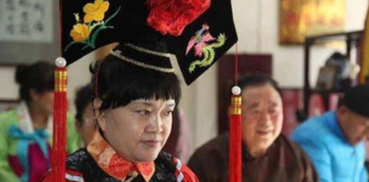 原创乾隆七世孙如今仍穿黄袍公开祭祖右手戴着乾隆传下的玉扳指