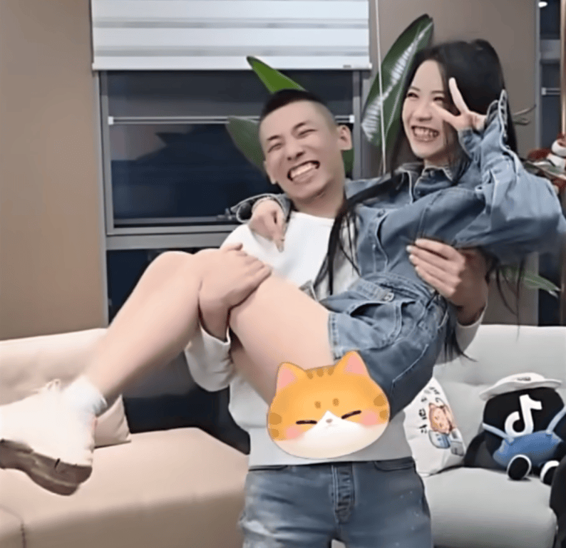 好了伤疤忘了疼！旭旭宝宝抱女主播后，又陷入了旭宝女团的温柔乡