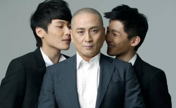 原创汤镇业前妻与双胞胎儿子合影二人似姐弟原来她这么美