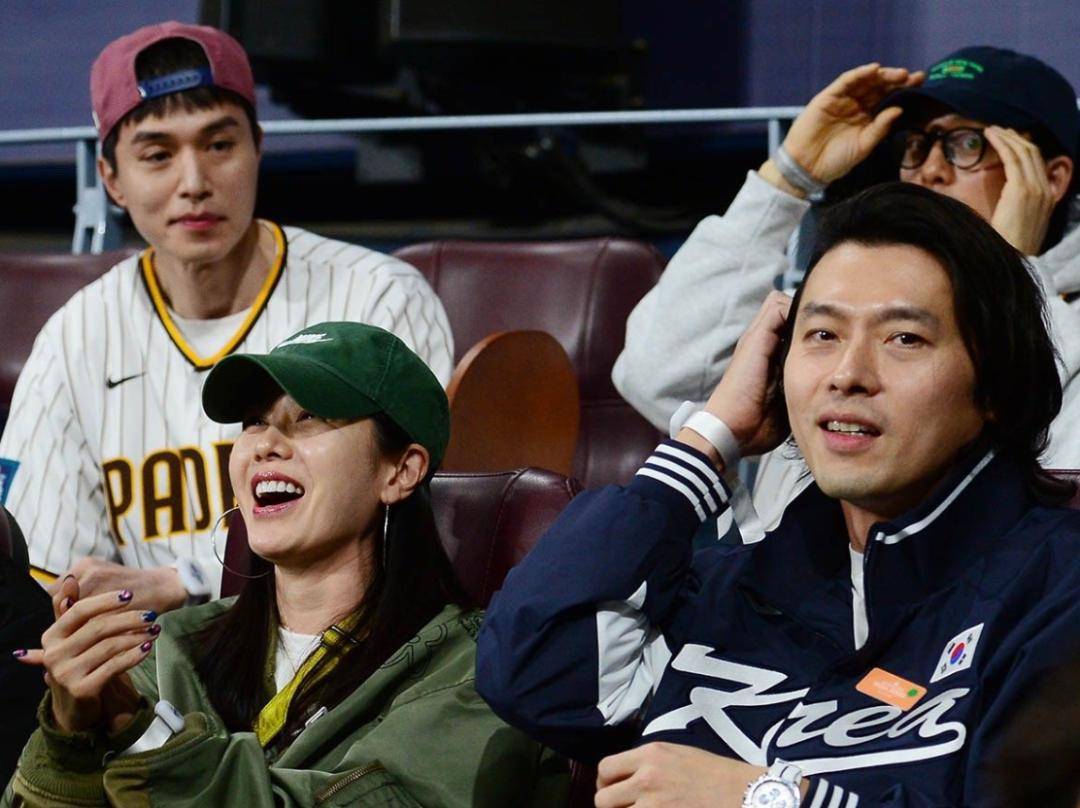 原创玄彬孙艺珍同框看球赛玄彬幸福肥显邋遢女方颜值依旧在线