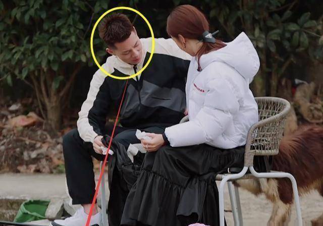 原创原创女儿恋爱卡斯柏向金晨唱情歌意外招来单身狗轰都轰不走