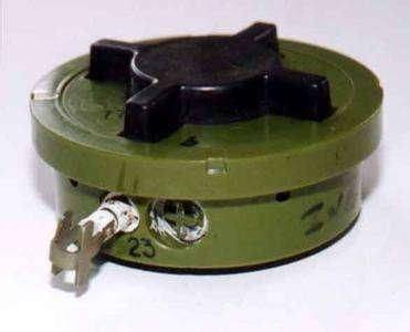 原创80年代解放军两大新式反坦克地雷专炸车底81式和电磁感应的84式