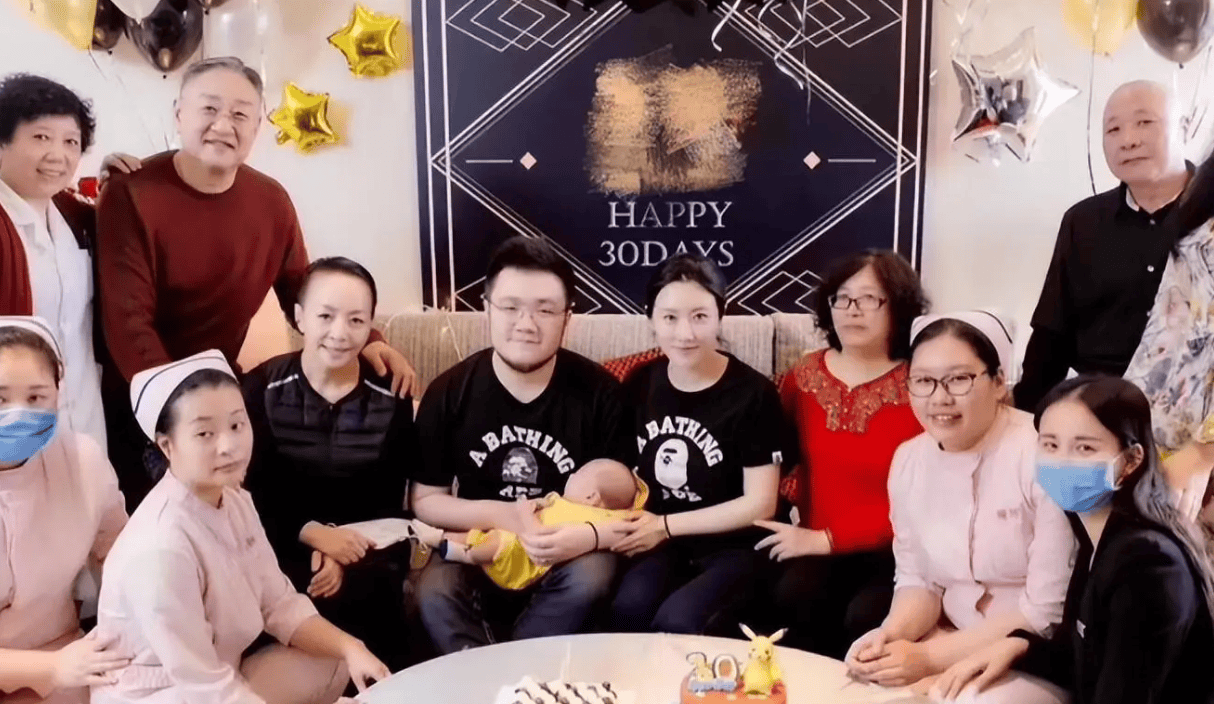 庆祝结婚10周年,宋丹丹喜笑颜开,爸爸英达却被批_儿子_王博谷_家庭