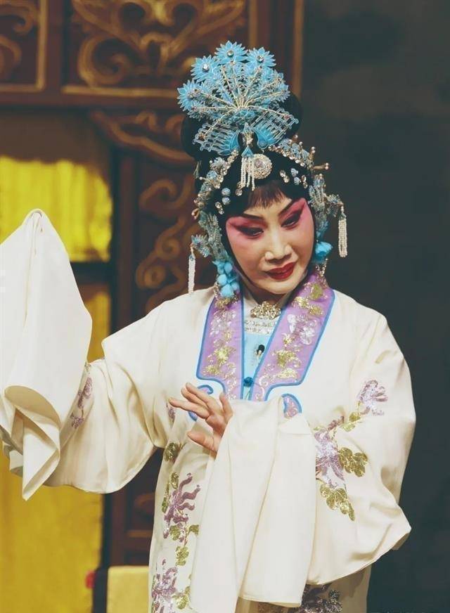 原创京剧名家薛亚萍忘词唱劈了被戏迷质疑其实她已经年过古稀了