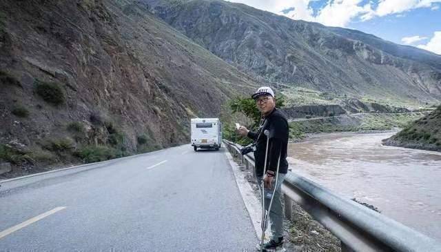 原创河北独腿80后10年间带母亲走过270个城市如今在大理开客栈