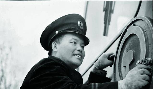 1971年退伍军人雪地救下老人,获赠小泥球,36年后富豪出2亿购买_王占奎