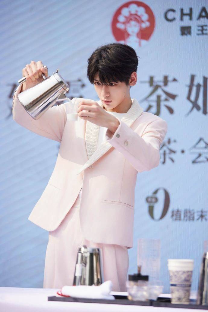 翟潇闻发文道歉把霸王茶姬说成茶颜悦色品牌方称他不是代言人