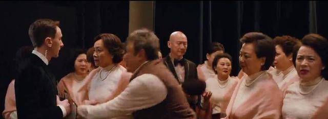 只是在片中被一群大妈围着,被不断地质问,表情甚是无奈~~~影片里还有