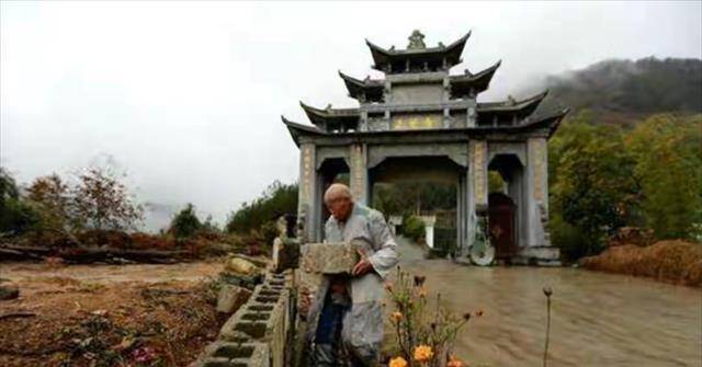 他花费43年自建寺庙,一件百衲穿到80多岁,今门下众多弟子和信徒_释觉
