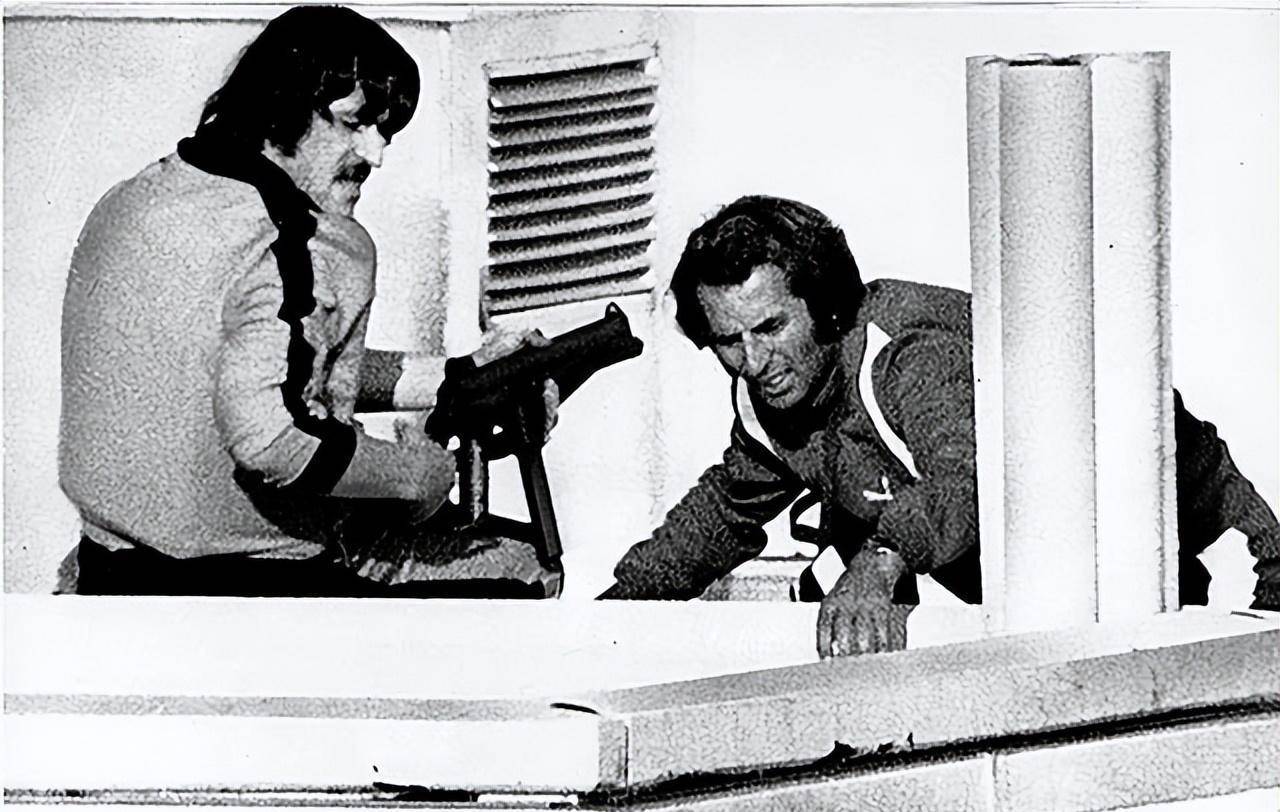 原创美女特工引爆汽车炸弹阿拉法特接班人浑身是血几小时后身亡