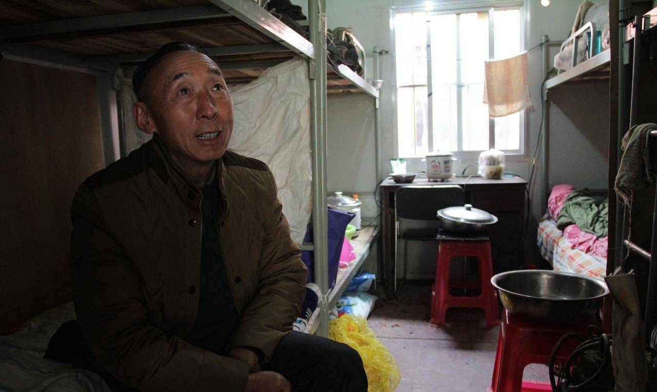 城市农民工工棚:不求住好吃好,只要能遮风挡雨就非常满足了_工地_图片