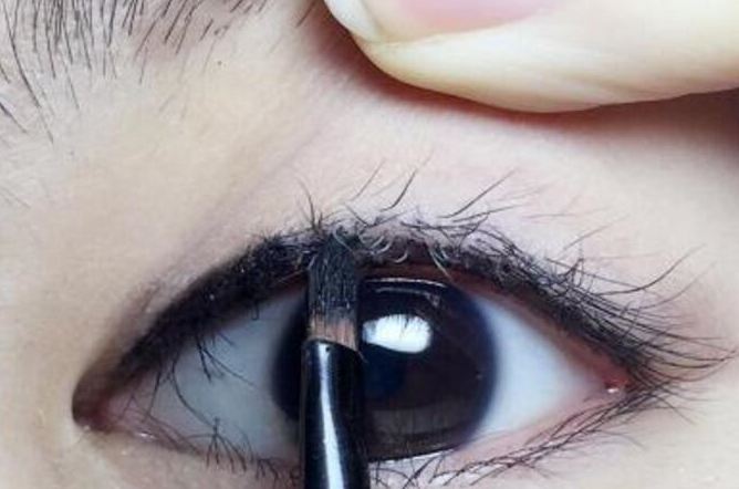 眼球上方,你觉得有点儿肉色留白的地方,那一条就是你内眼线需要花的