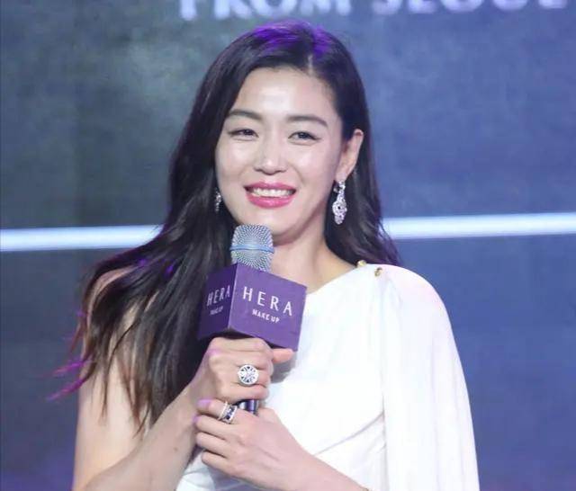 简单精致的样子也说明全智贤长胖了,但是她的体重并没有体现在她的