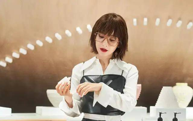 原创快本主持全员停工何炅原定节目换人吴昕两个月没更新行程