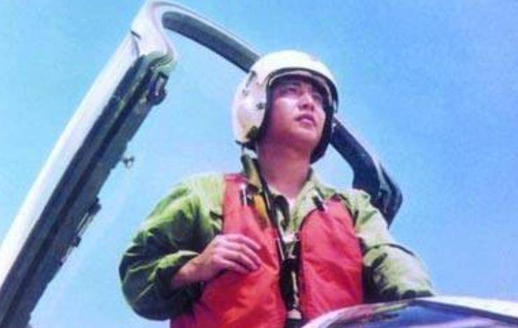 王伟牺牲20年妻子立下三等功儿子成为海军军官如今服役4年